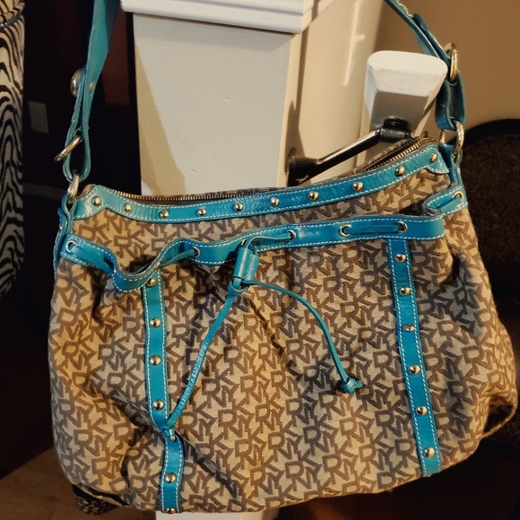 Authentic dkny handbag. - Picture 3 of 7